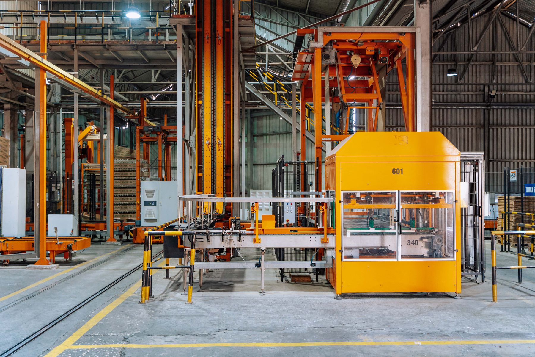 Machinerie industrielle en fonctionnement dans un atelier de production